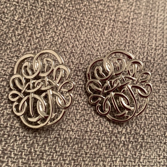 Medallion Like Silver Tone Clip-On Earrings Like New - Picture 6 of 7